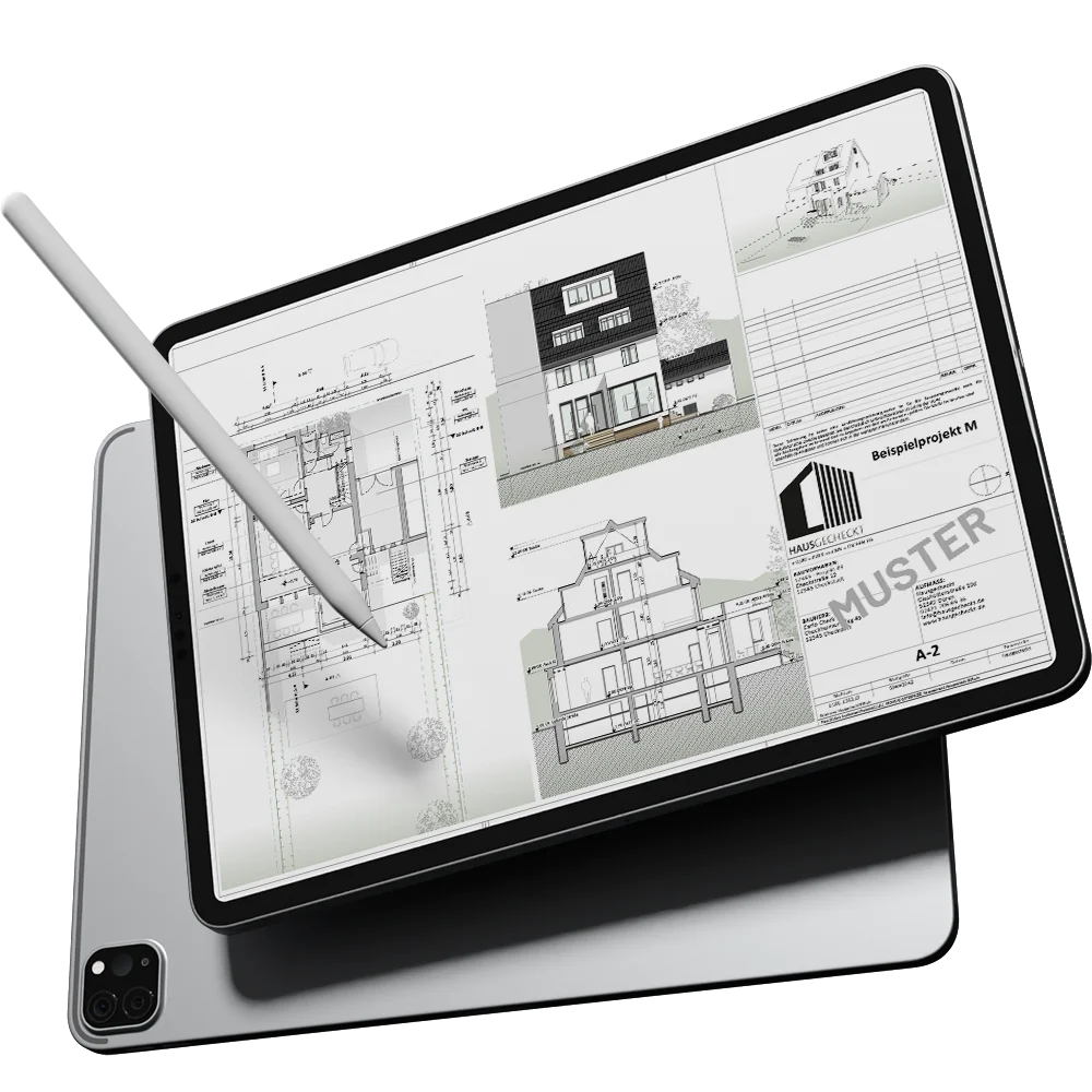 Ein Tablett, auf dem architektonische Zeichnungen und Baupläne von Hausgecheckt angezeigt werden, wobei ein Stift auf dem Bildschirm liegt; ein weiteres ähnliches Tablett ist teilweise darunter zu sehen.