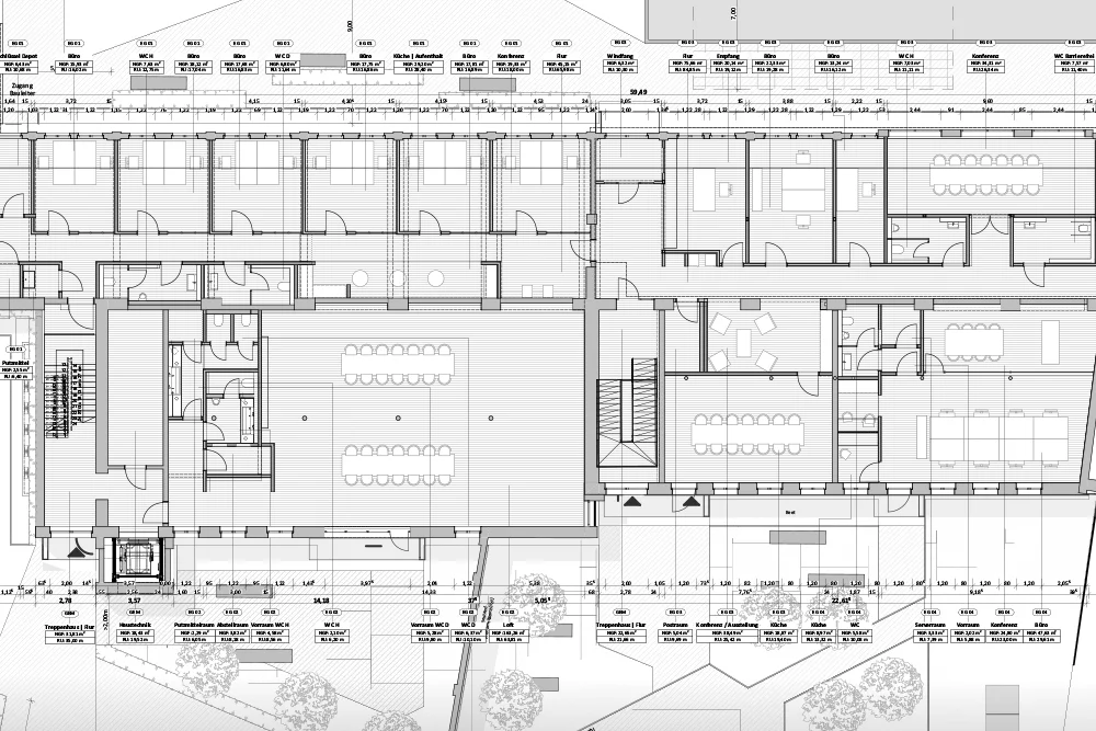 Architektonischer Grundriss mit mehreren Zimmern, Korridoren und gekennzeichneten Bereichen, wobei Türen, Fenster, Treppen und Möbelgrundrisse sichtbar sind; Elemente der Außengestaltung und Maßangaben sind enthalten.