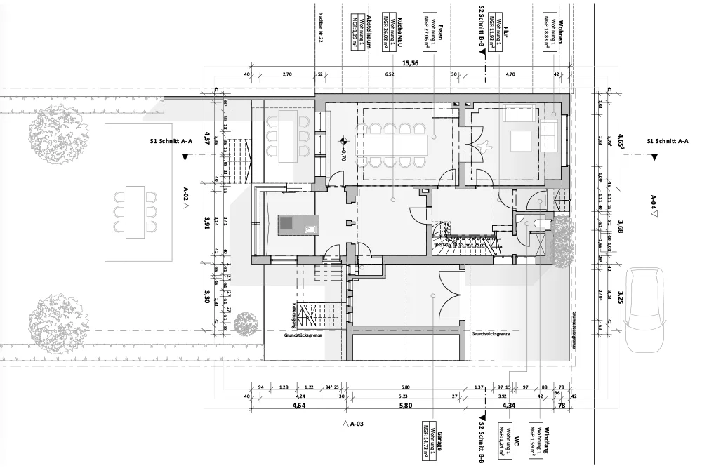 Schwarz-weißer architektonischer Grundriss eines Hauses mit beschrifteten Räumen, Maßen, Einrichtungsgegenständen, Außenbäumen, einem rechts geparkten Auto und einem Sitzbereich im Freien auf der linken Seite. Verschiedene Eingänge und Treppen sind dargestellt.