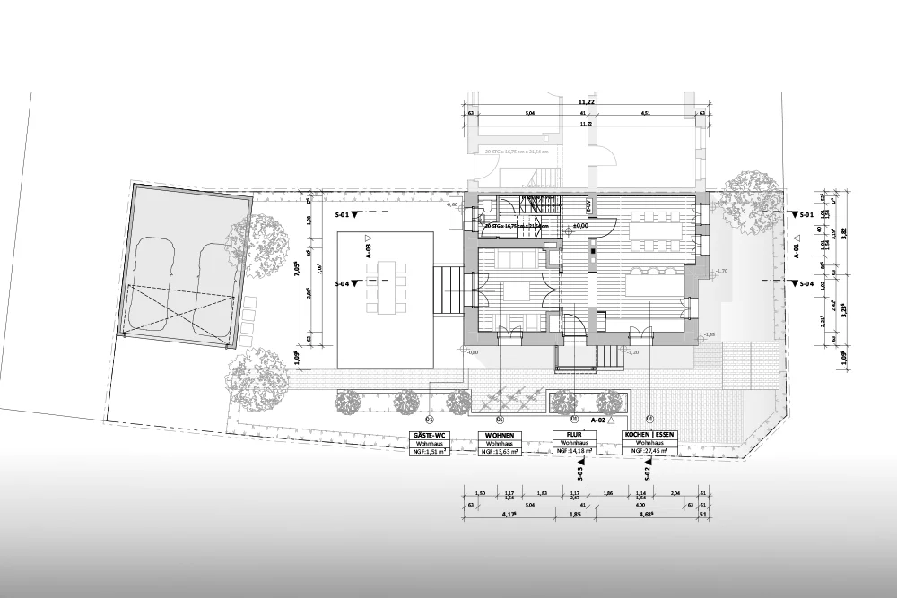 Architektonischer Grundriss eines Hauses mit beschrifteten Räumen, Außenterrasse, Garten, Einfahrt, Doppelgarage und umgebenden Landschaftsdetails, dargestellt mit Maßen und Anmerkungen.