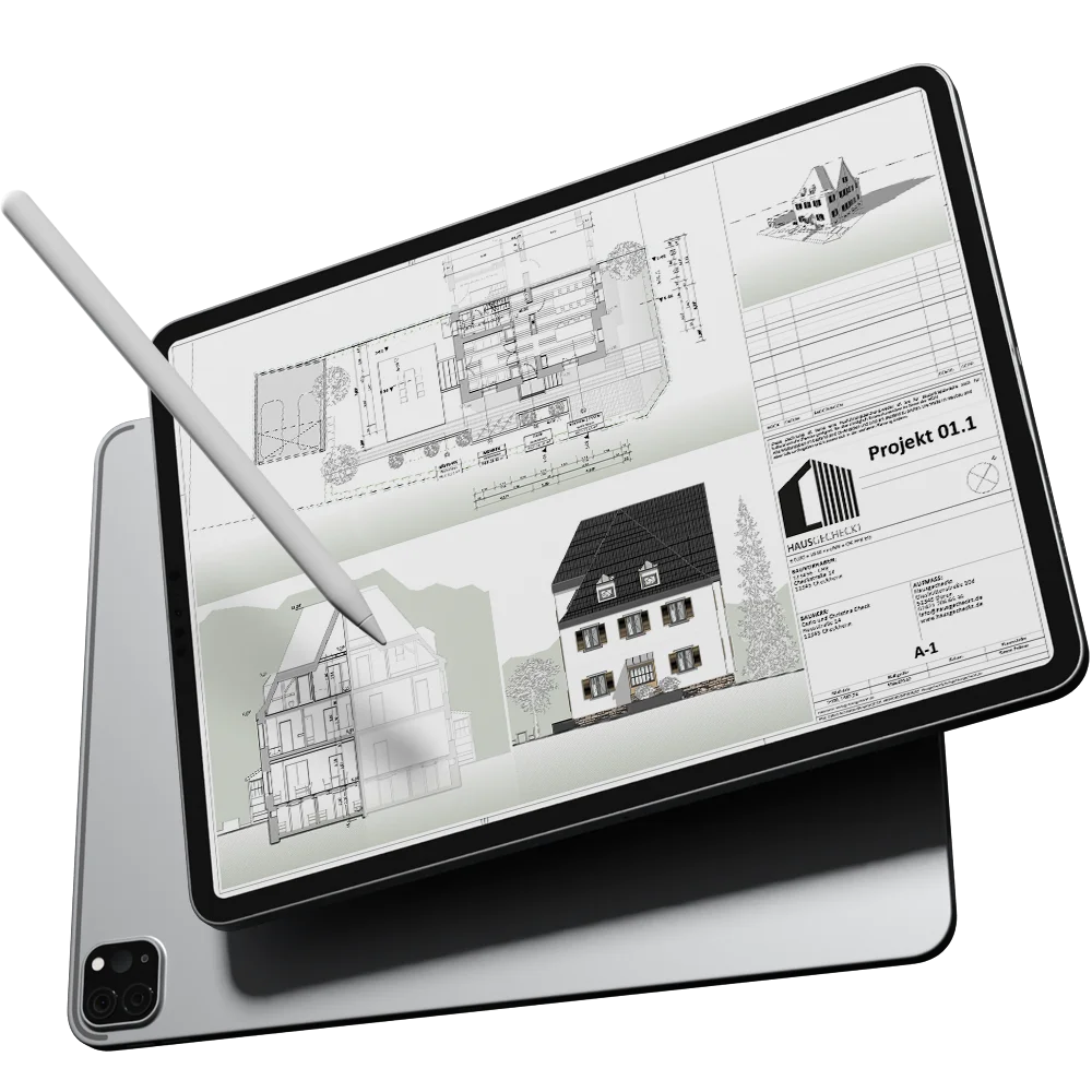 Ein digitales Tablet mit einem Stift zeigt architektonische Zeichnungen und Pläne eines Hauses an, darunter Grundrisse, Aufrisse und Projektdetails. Ein weiteres Tablet ist teilweise darunter sichtbar.